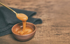 manuka honey in bowl